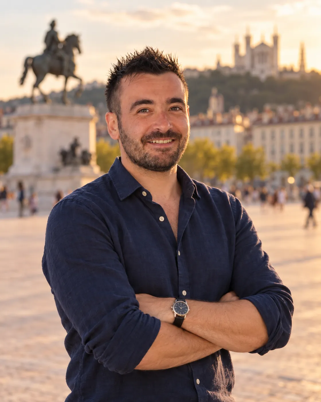 Florian Caux, consultant SEO indépendant à Lyon, bras croisés place Bellecour avec la basilique de Fourvière au coucher du soleil