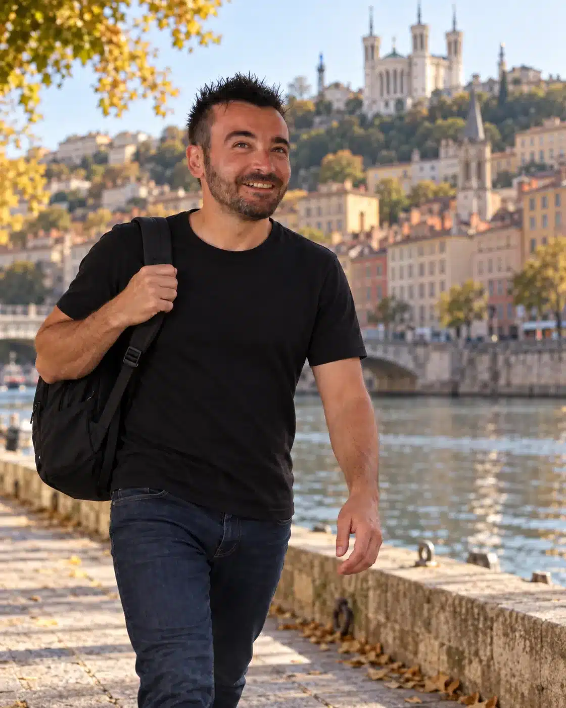 Florian Caux, consultant SEO indépendant, marchant sur les quais de Saône à Lyon avec le Vieux Lyon et Fourvière en arrière-plan